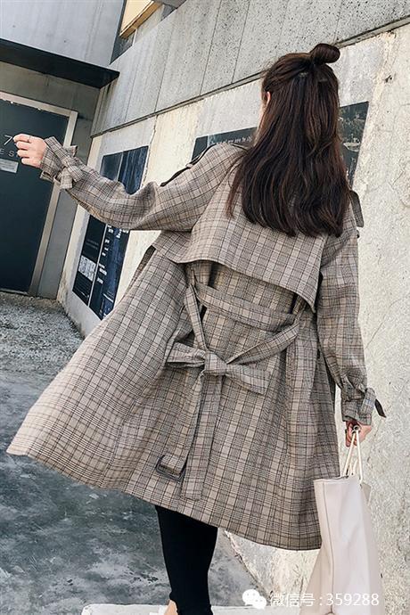 网红薄款格子西装女生,网红演绎薄款格子西装的优雅魅力