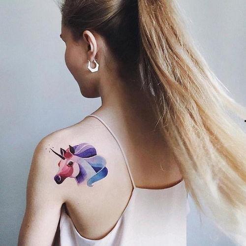 壁纸脖子有纹身的女网红,揭秘网红壁纸中的独特韵味”